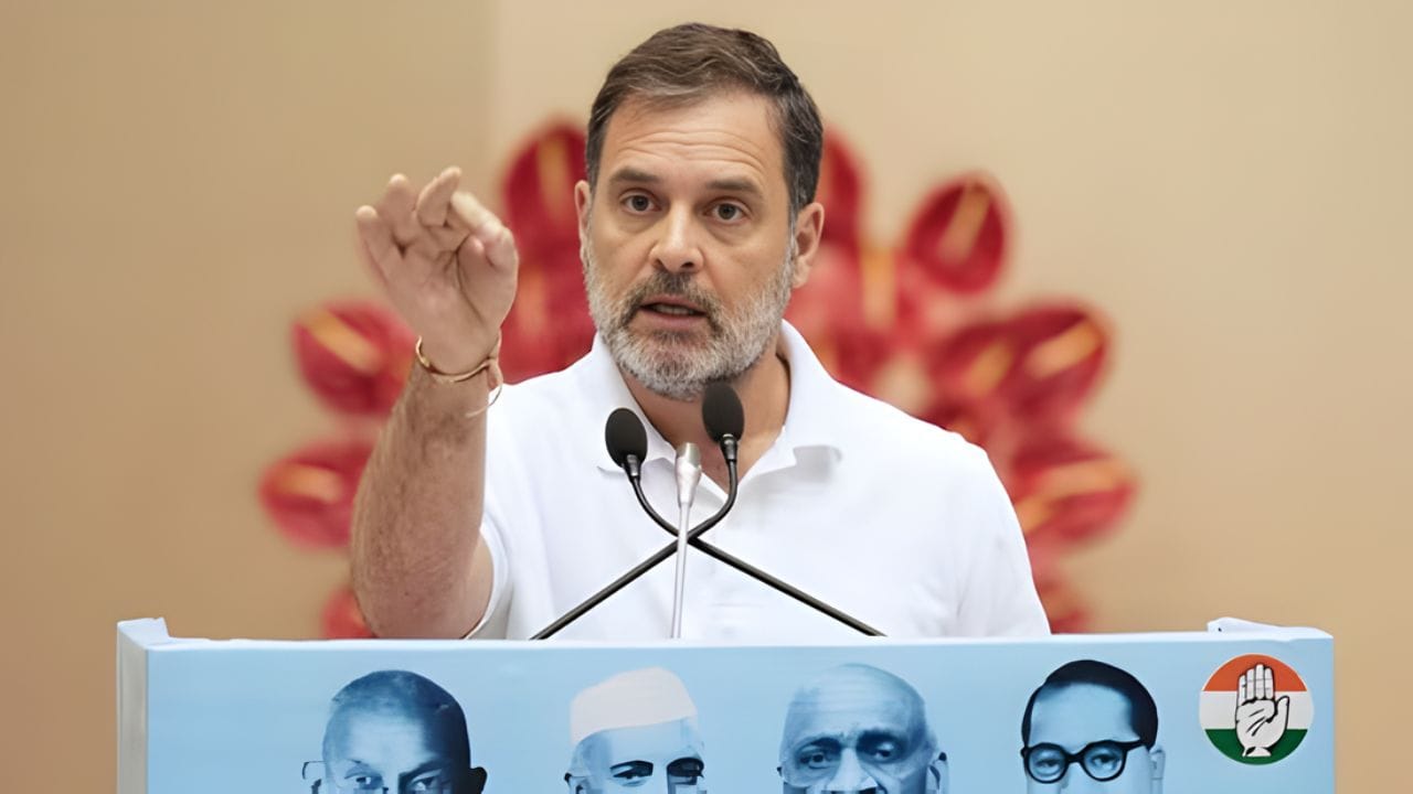 Home 14 Rahul Gandhi Attacks PM Modi in Bihar, Says ‘He Can Do Anything for Votes’